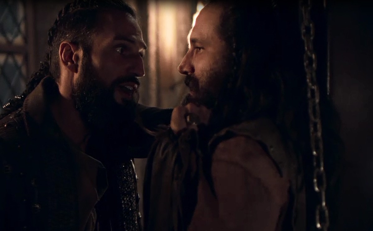 Deus Salve o Rei: Com ciúmes de Catarina, Constantino parte para a briga com Hermes