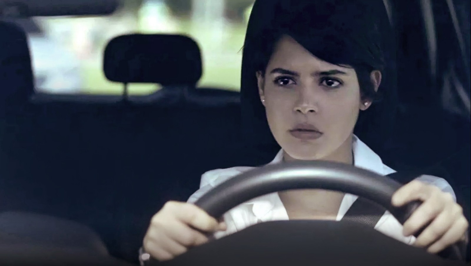 O Outro Lado do Paraíso: Adriana sofre grave acidente de carro e desmaia na estrada