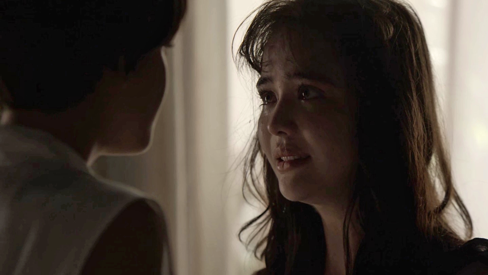 O Outro Lado do Paraíso: Após ajuda de Adriana, Laura acorda assustada