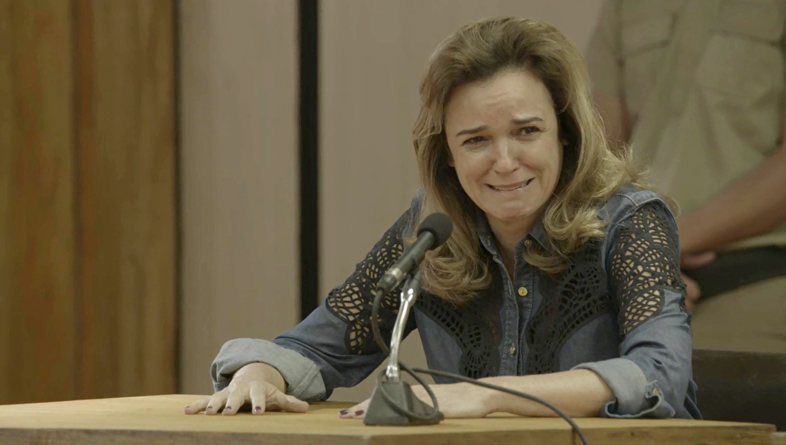O Outro Lado do Paraíso: Lorena pede perdão à filha e chama Vinícius de monstro