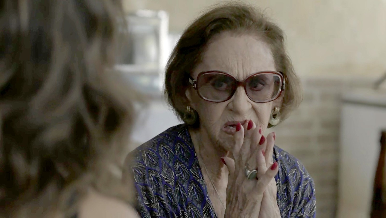 O Outro Lado do Paraíso: Clara questiona Caetana se Gustavo é o sócio misterioso do bordel