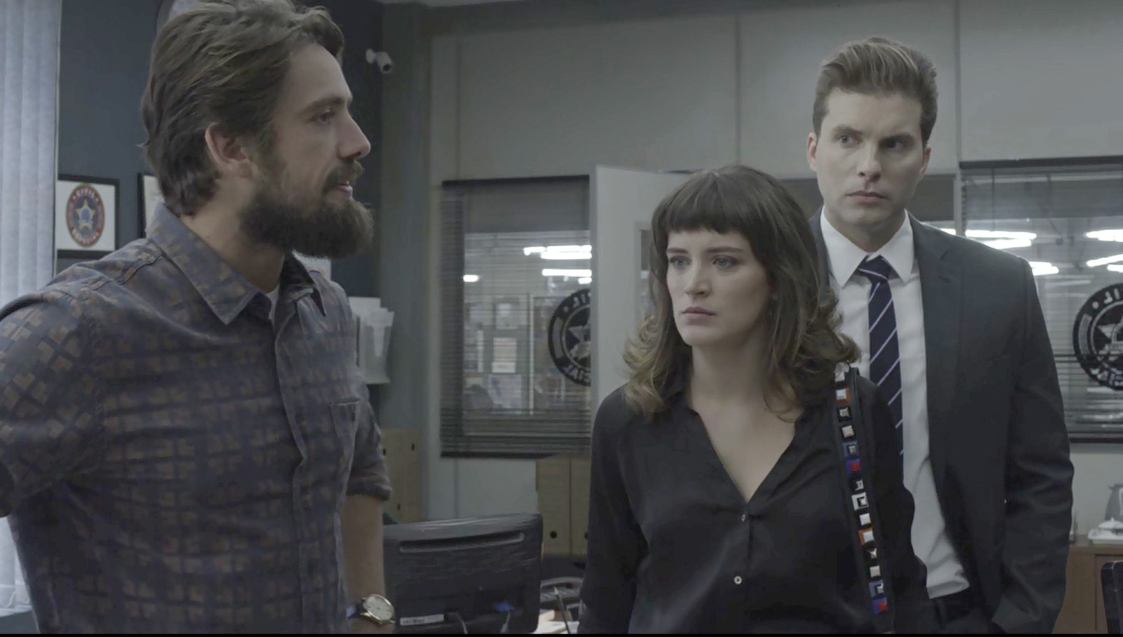 O Outro Lado do Paraíso: Após descoberta, Clara denuncia Vinícius