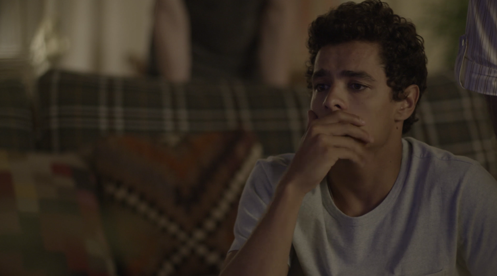 Malhação: Após ver notícia sobre moradores de rua, Tato fica nervoso