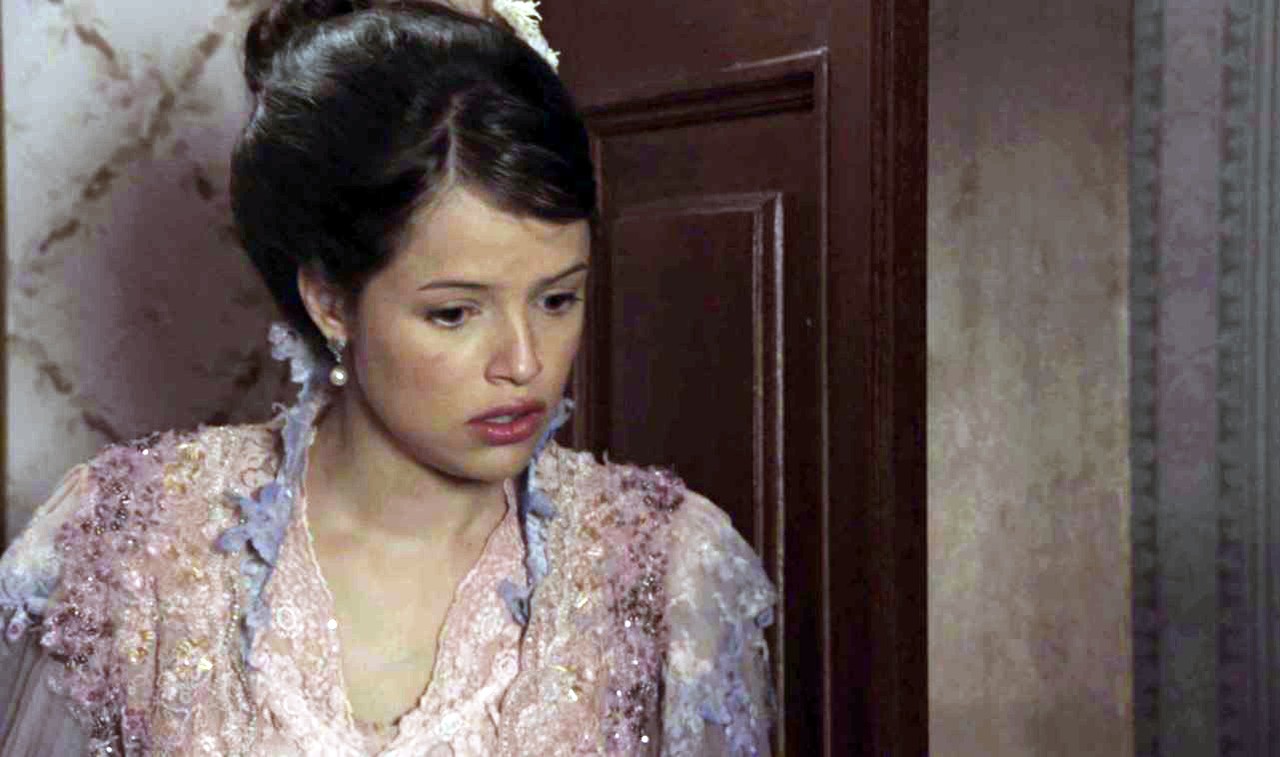 Orgulho e Paixão: Ema flagra Dercy chamando Jane de interesseira