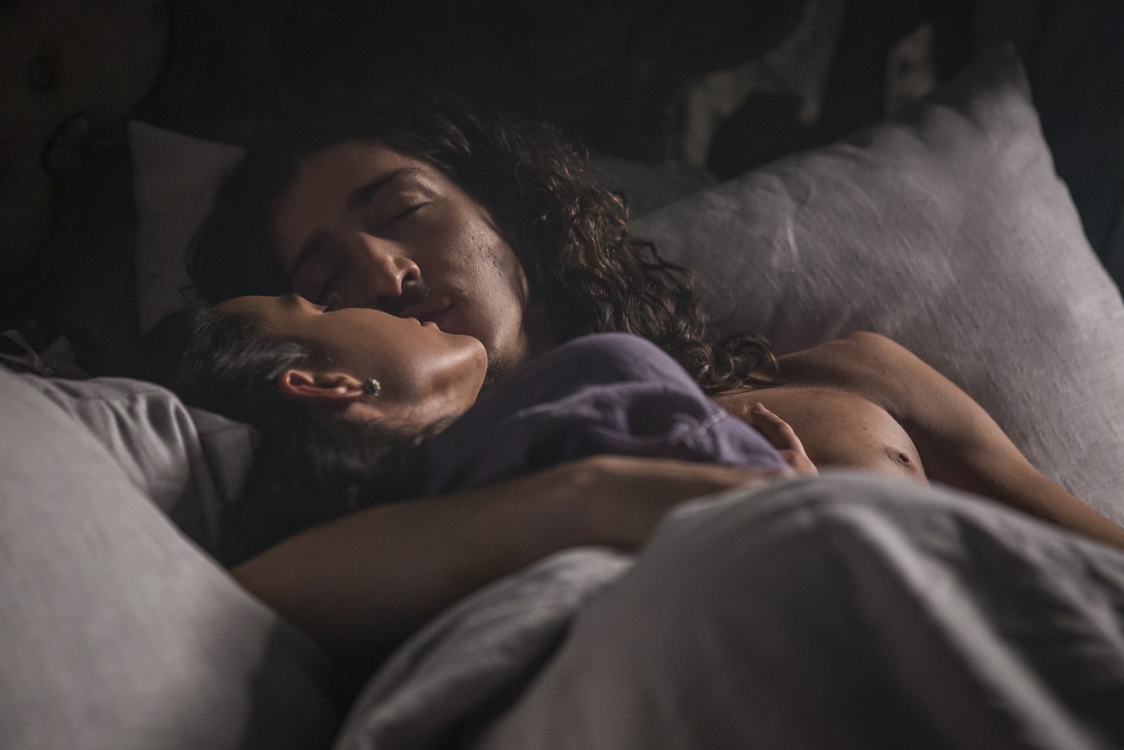 Deus Salve o Rei: Catarina seduz Rodolfo e os dois dormem agarradinhos