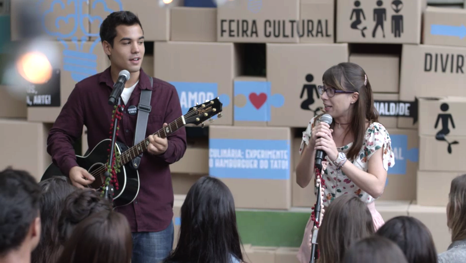 Malhação (reta final): Benê fica em choque no palco ao ver o pai na plateia