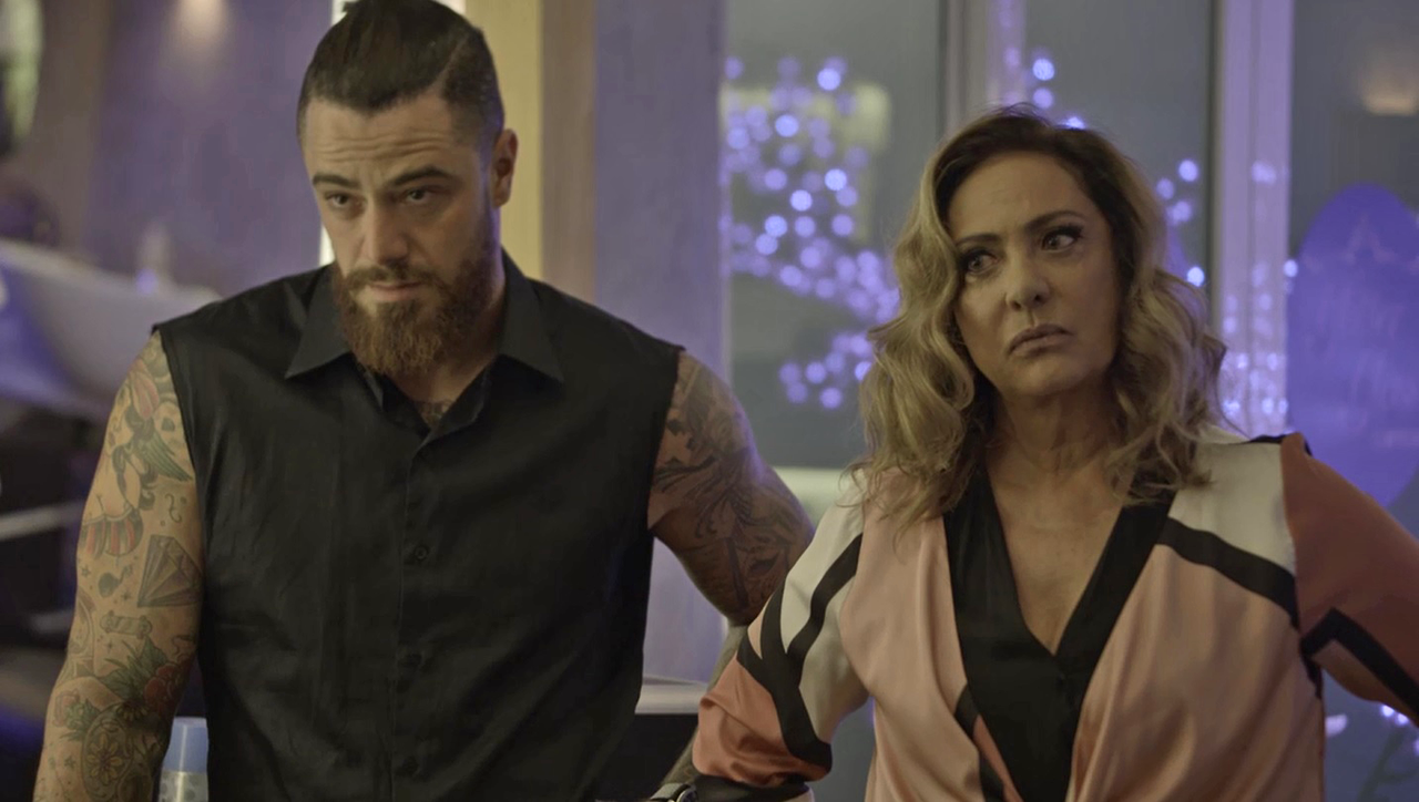 O Outro Lado do Paraíso: Nádia se vinga de Gustavo e abraça Odair: “Mais macho”