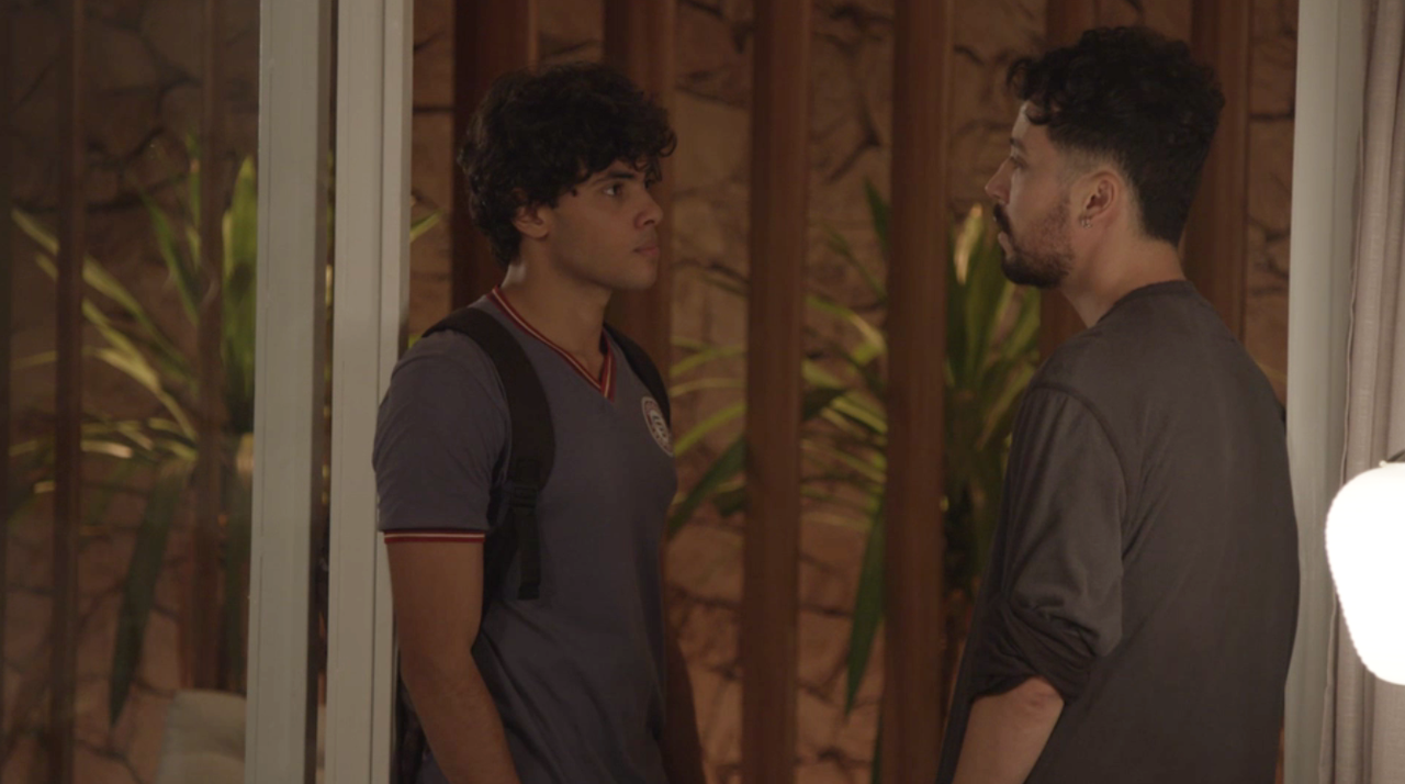 Malhação – Vidas Brasileiras: Érico e Getúlio roubam dinheiro da casa de Pérola