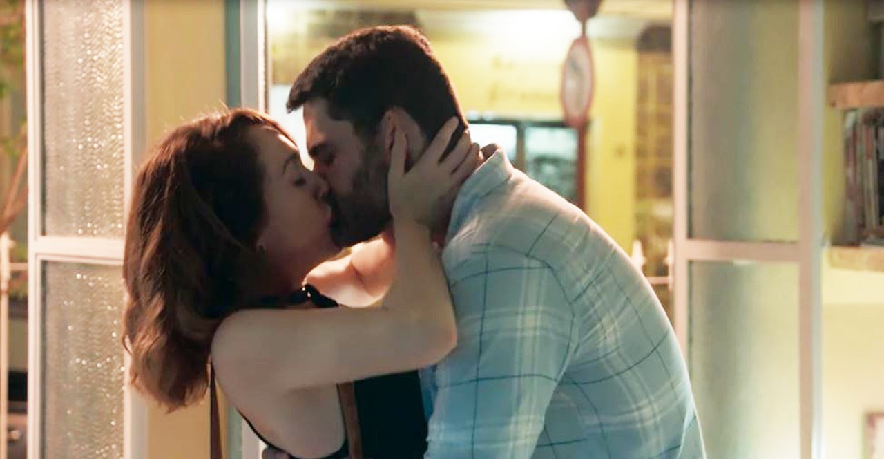 Malhação Vidas Brasileiras: Rafael não se controla e tasca um beijão em Gabriela
