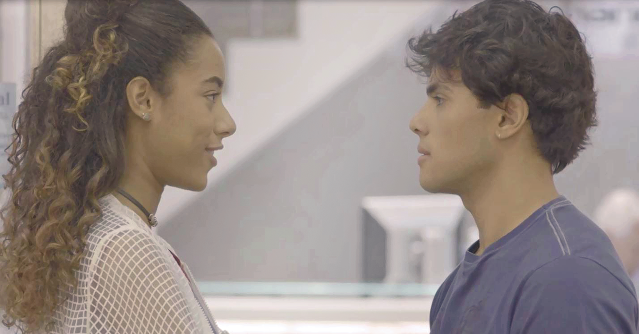 Malhação Vidas Brasileiras: Desconfiada, Jade flagra Érico com dinheiro misterioso e o pressiona