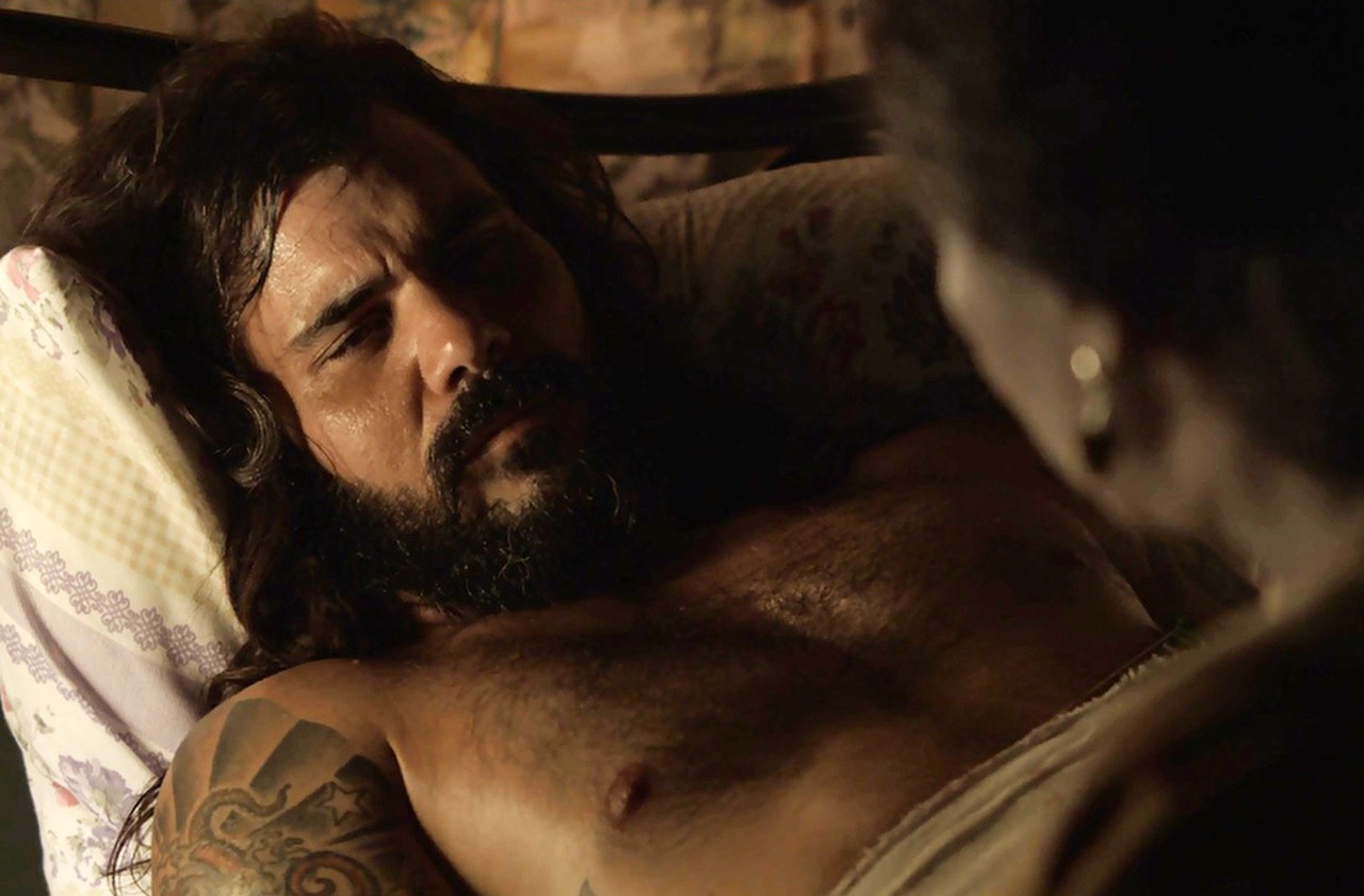 O Outro Lado do Paraíso: Aos cuidados da Grande Mãe, Mariano causa mistério sobre quem tentou matá-lo