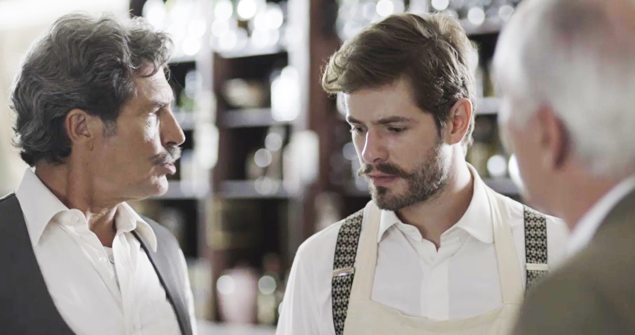 Orgulho e Paixão: Camilo arruma emprego de garçom, bate boca com cliente e é demitido