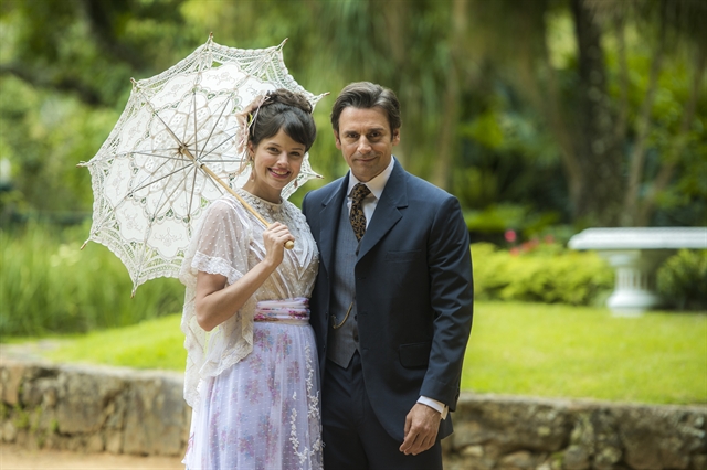 Orgulho e Paixão: Ema não aceita casamento de Jorge e Amélia, surta e ganha pretendentes