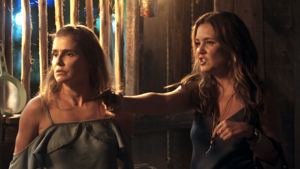 Karola e Laureta em cena de Segundo Sol (Foto: Reprodução)