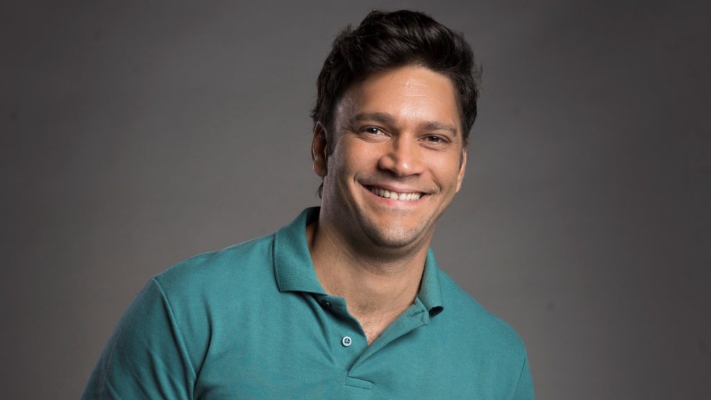 Segundo Sol: Remy incentiva Ionan a trair Doralice em bordel, mas dá no cano