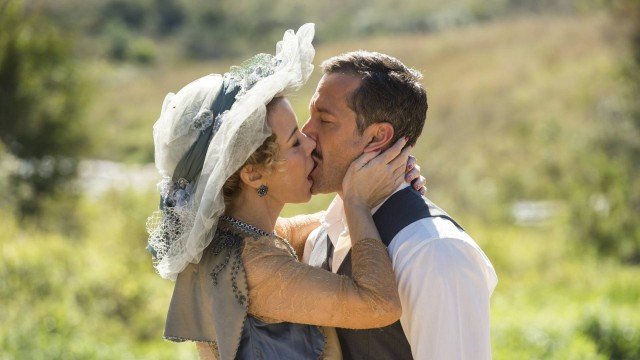 Josephine e Brandão se beijam, em Orgulho e paixão (Foto: Estevam Avellar/Rede Globo/Divulgação)