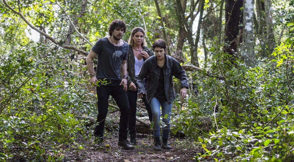 Narciso, Luzia e Manuela correndo da Polícia em Segundo Sol (Foto: Divulgação)