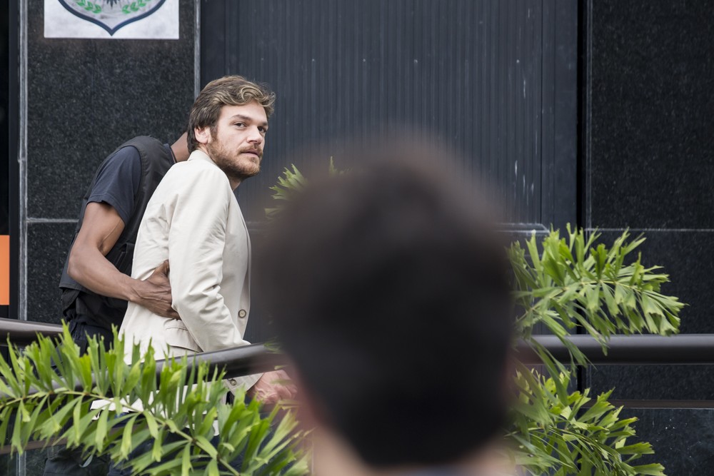 Cena da prisão de Beto em Segundo Sol (Foto: Artur Meninea/Gshow)