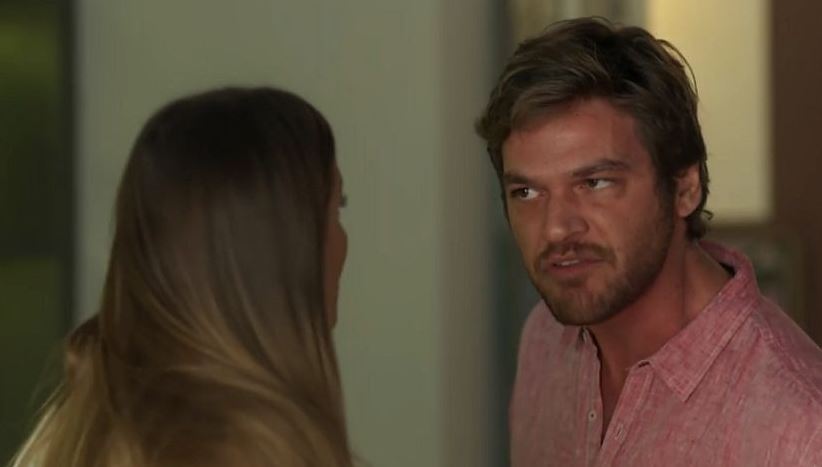 Karola confronta Beto em cena de Segundo Sol (Foto: Reprodução)