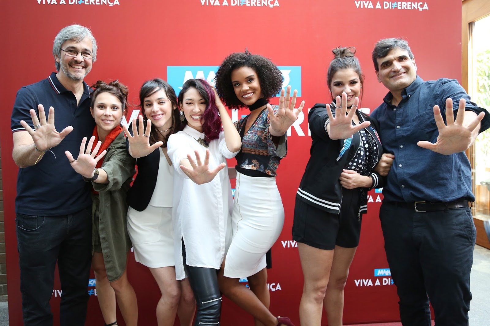 Cao Hamburger e o elenco de Malhação: Viva a Diferença (Foto: Divulgação)