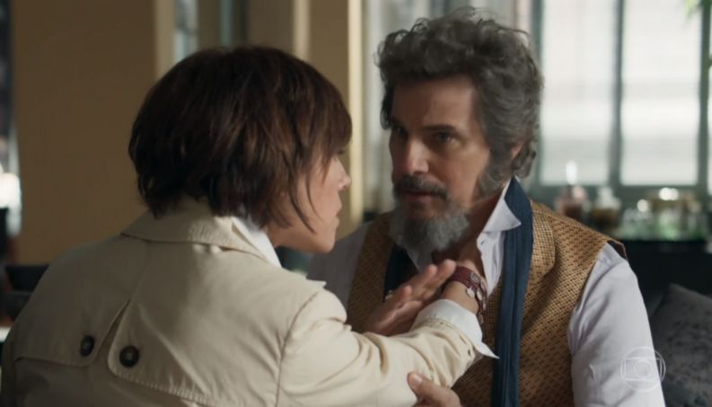 O Tempo Não Para: Dom Sabino trai Augustina e dá beijão em Carmen no banheiro