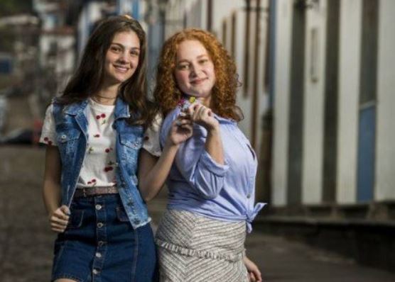 Michele (Catarina Carvalho) e Pat (Debora Ozorio), em Espelho da vida (Foto: João Miguel Junior/Rede Globo/Divulgação)