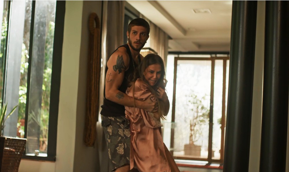 Ícaro segura Karola em cena de Segundo Sol (Foto: Divulgação/Globo)