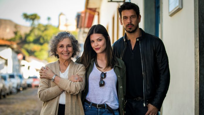 Margot (Irene Ravache), Cris (Vitória Strada) e Alain (João Vicente de Castro) em foto de divulgação de Espelho da Vida (Divulgação/ TV Globo)