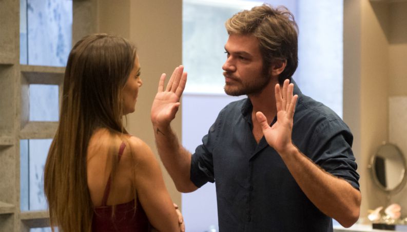 Karola e Beto em cena de Segundo Sol (Foto: Reprodução)