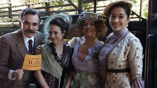 Julieta com Vicente, Agatha e Mariko, em Orgulho e Paixão (Foto: Reprodução)