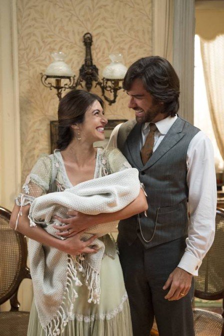 Cecília e Rômulo com bebê no colo, em Orgulho e Paixão (Foto: Estevam Avellar/ Globo/ Divulgação)