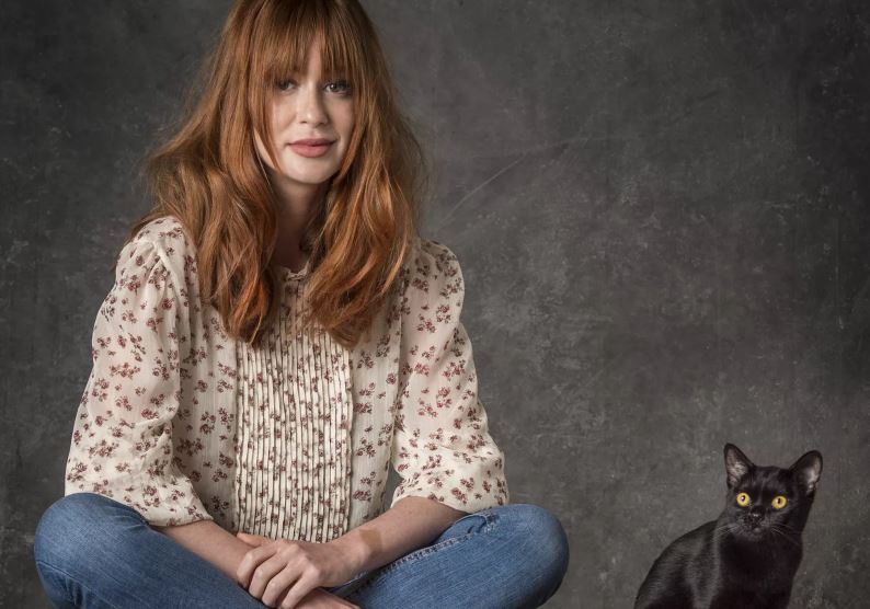 Marina Ruy Barbosa com León, o gato protagonista de O Sétimo Guardião (Foto: Divulgação)