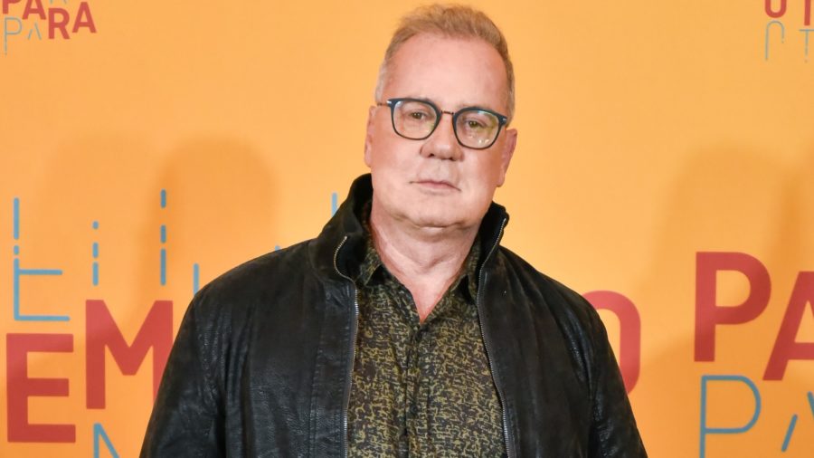 O Tempo Não Para: Amadeu descobre que está pobre, fica em choque e se muda para pensão