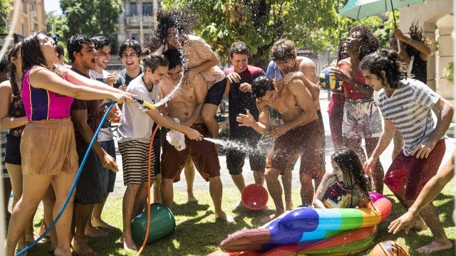 Alunos tomam banho de mangueira em Malhação Vidas Brasileiras (Foto: João Miguel Júnior/Rede Globo/Divulgação)