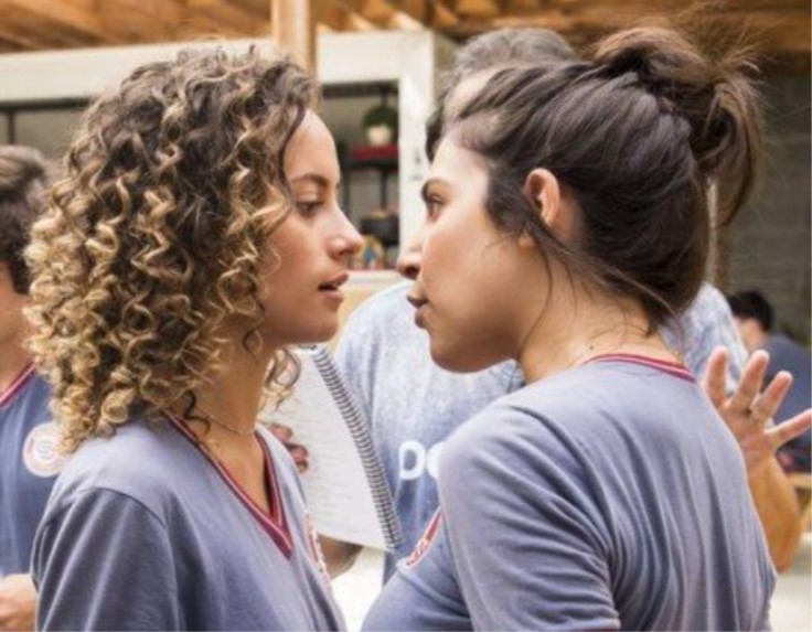 Maria Alice e Pérola brigam em cena de Malhação (Foto: Reprodução)