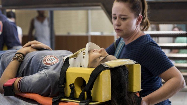 Fabiana sendo socorrida em Malhação Vidas Brasileiras (Foto: Victor Pollac/Globo)