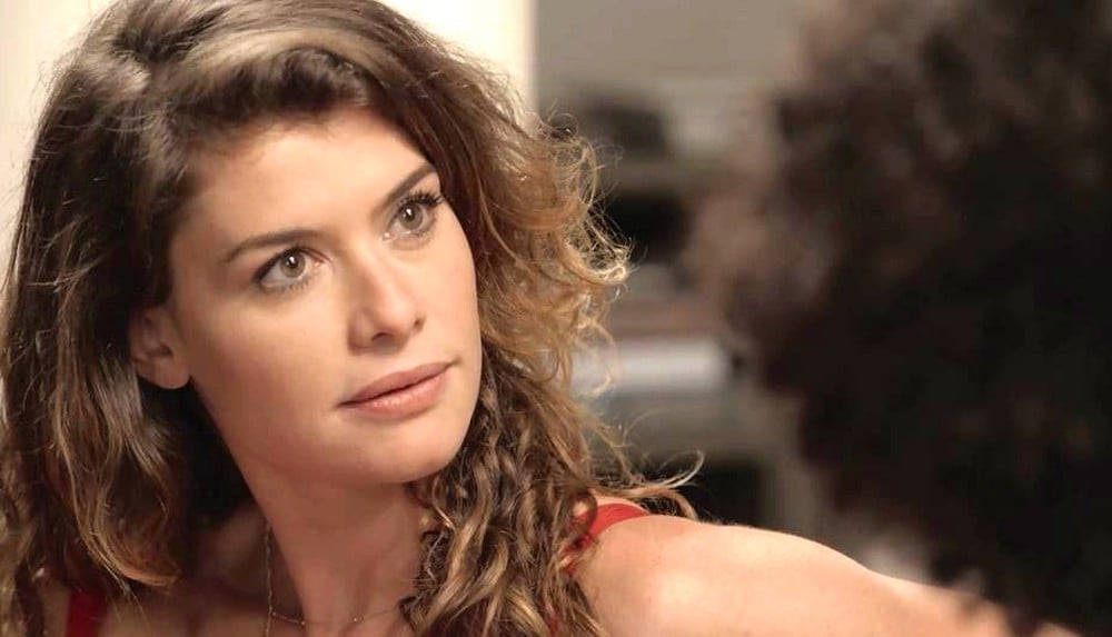 Isabel (Alinne Moraes) volta a armar contra Cris (Vitória Strada) Foto: TV Globo)