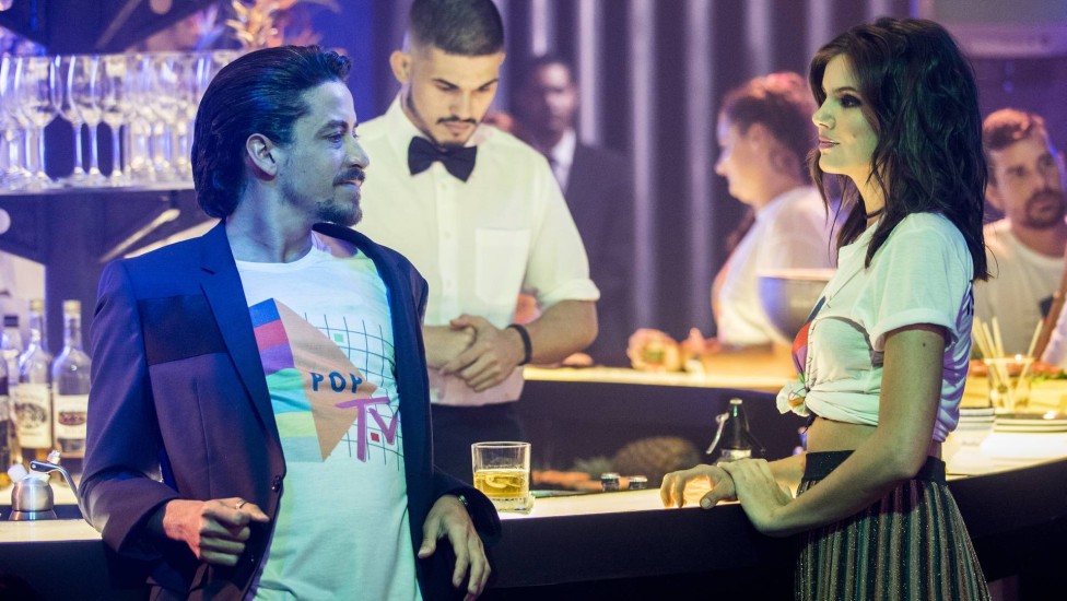 Jerônimo e Vanessa em cena da novela Verão 90 (Foto: Reprodução)