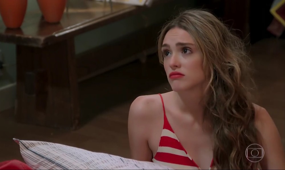 Manuzita (Isabelle Drummond) fica sem saber no que acreditar, em 'Verão 90' — (Foto: TV Globo)