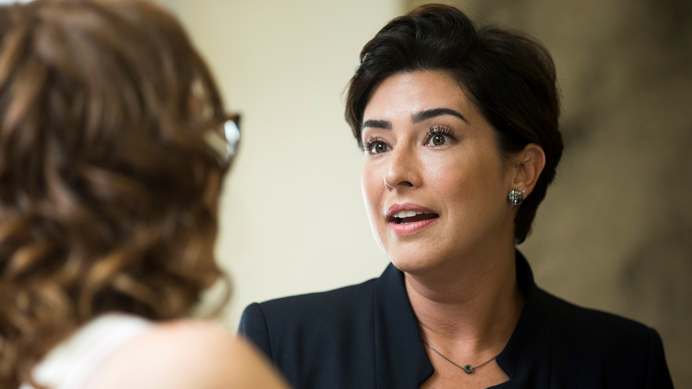 Malhação: Solange se faz de boazinha, seduz Gabriel e faz convite