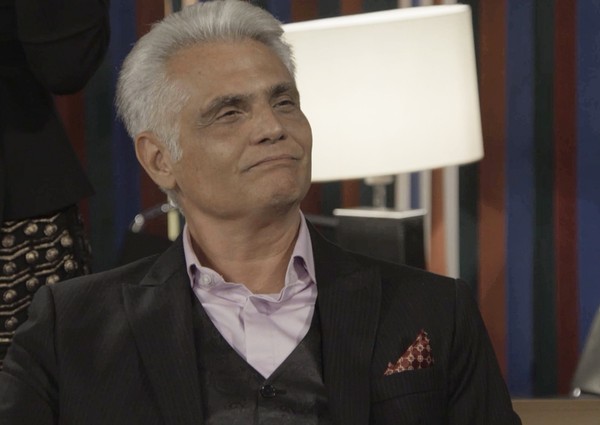 Verão 90: Poderoso, duque exige que Vanessa vire apresentadora da PopTV imediatamente