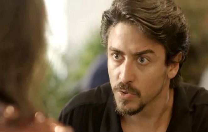 Jerônimo em cena da novela das 19h, Verão 90 (Foto: Reprodução)