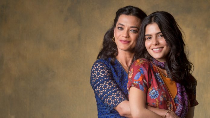 Missade (Ana Cecília Costa) e Laila (Julia Dalavia) em Órfãos da Terra (Foto: Globo)