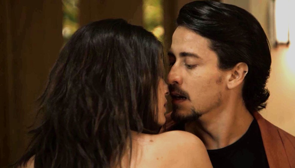 Vanessa e Jerônimo em cena da novela Verão 90 (Foto: Reprodução)