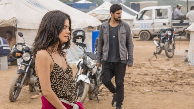 Laila (Julia Dalavia) e Jamil (Renato Góes) em Órfãos da Terra (Foto: TV Globo)