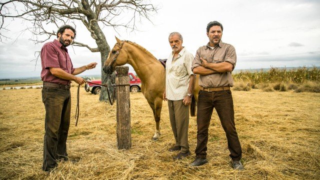 Ademir (Genézio de Barros), Hélcio (Dionisio Neto) e Adão (César Ferrario) em "A dona do pedaço" (Foto: João Miguel Junior/Rede Globo/Divulgação)