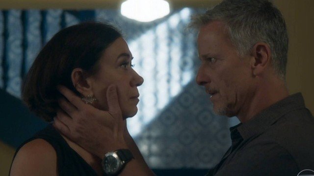 Valentina (Lilia Cabral) e Sampaio (Marcello Novaes) em cena da novela O Sétimo Guardião (Foto: TV Globo)