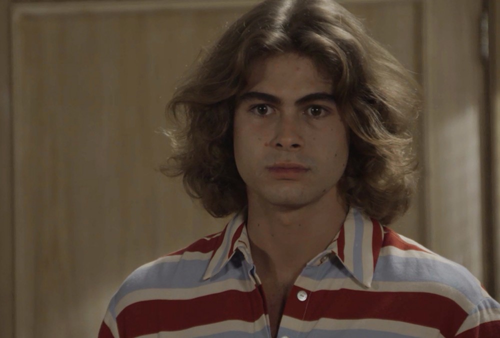 João será exposto por repórter sensacionalista em Verão 90 (Foto: Reprodução)