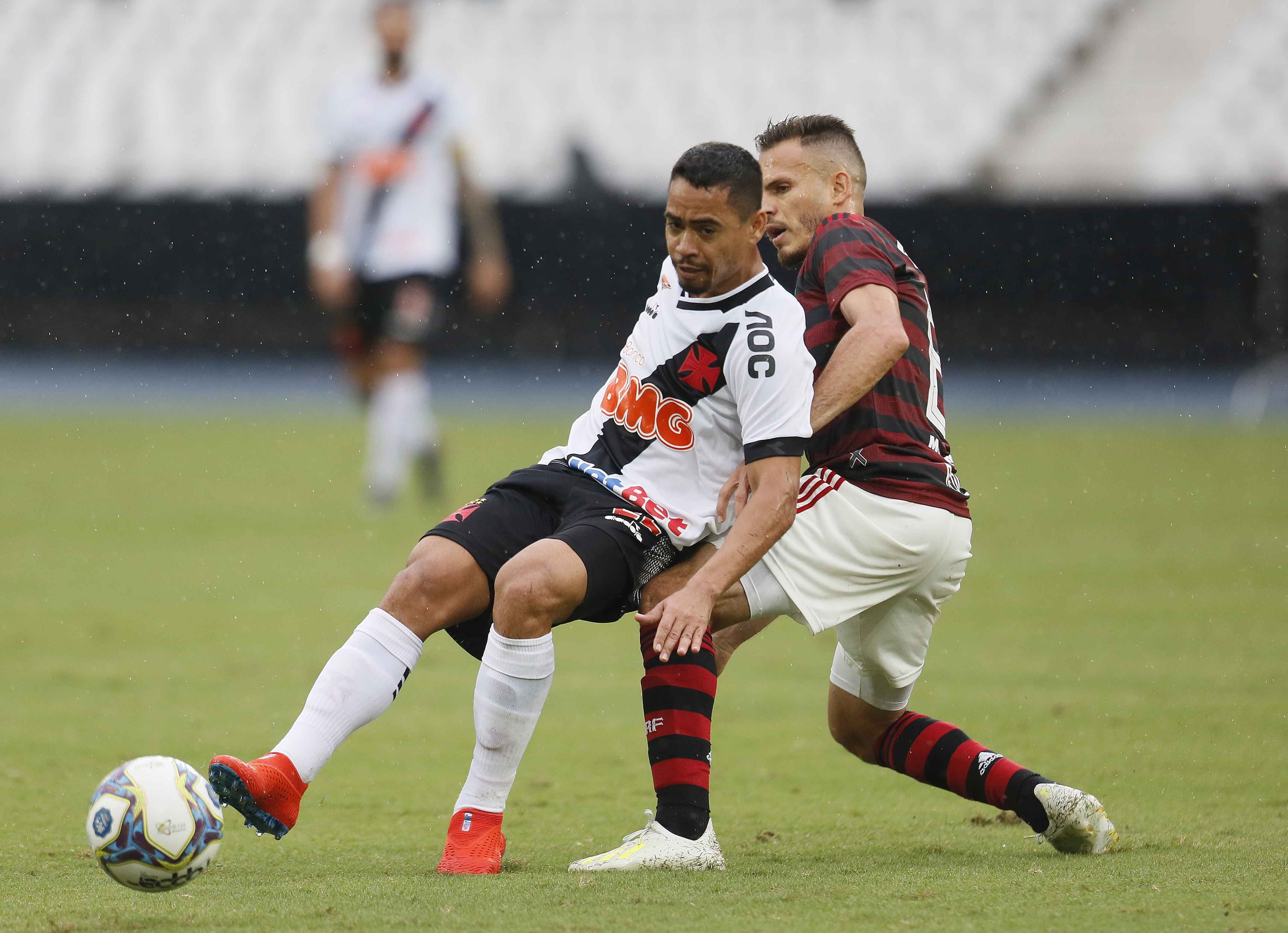 Yago Pikachu disputa bola com adversário durante o clássico (Foto: Rafael Ribeiro/Vasco)