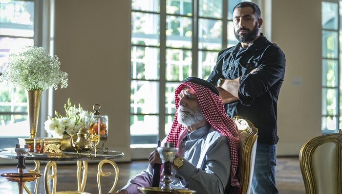 Aziz (Herson Capri) e Fauze (Kaysar Dadour) em cena de Órfãos da Terra (Foto: Reprodução)